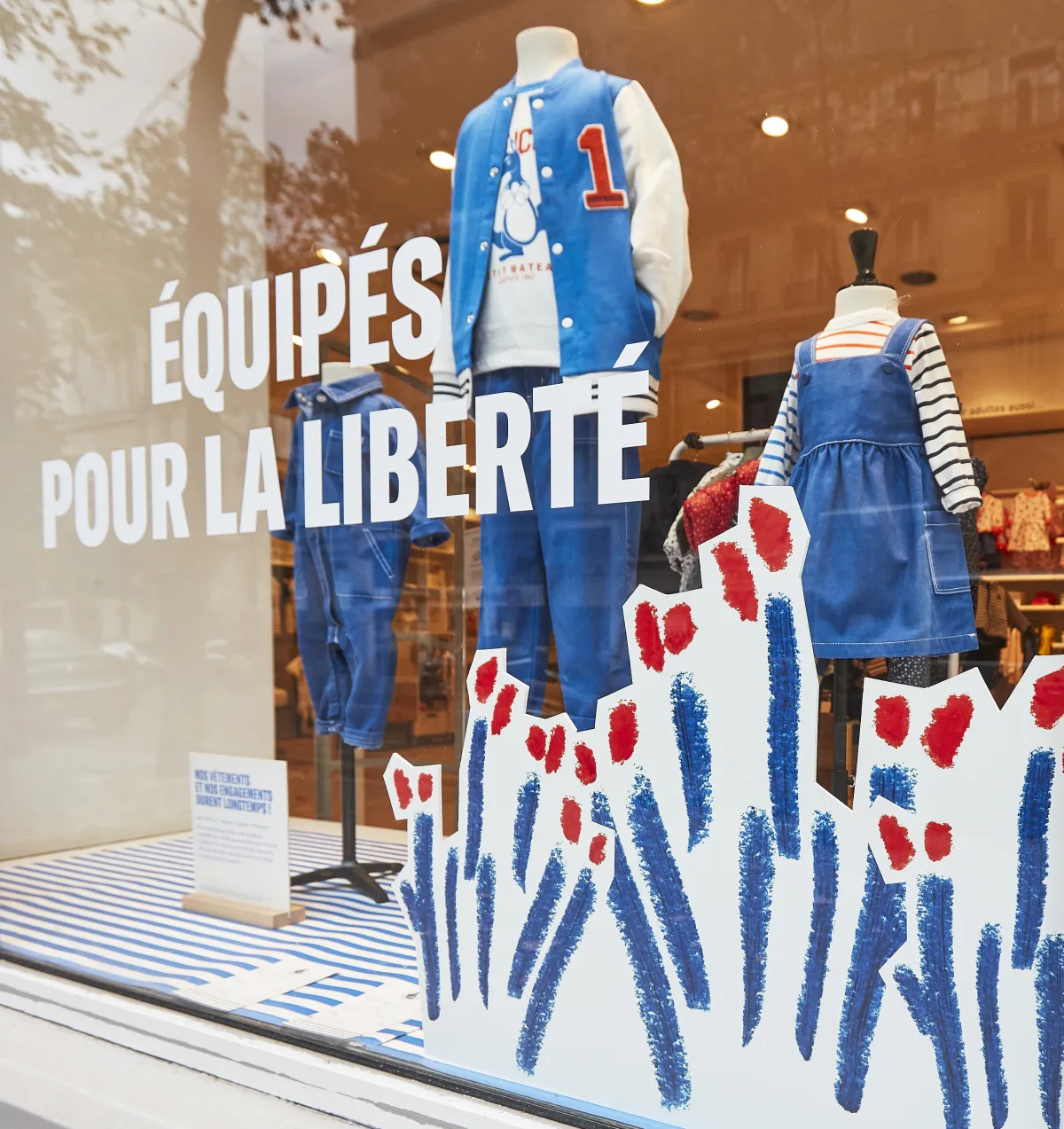 Vitrine Petit Bateau, rentrée des classes, fleurs, illustration faite à la main